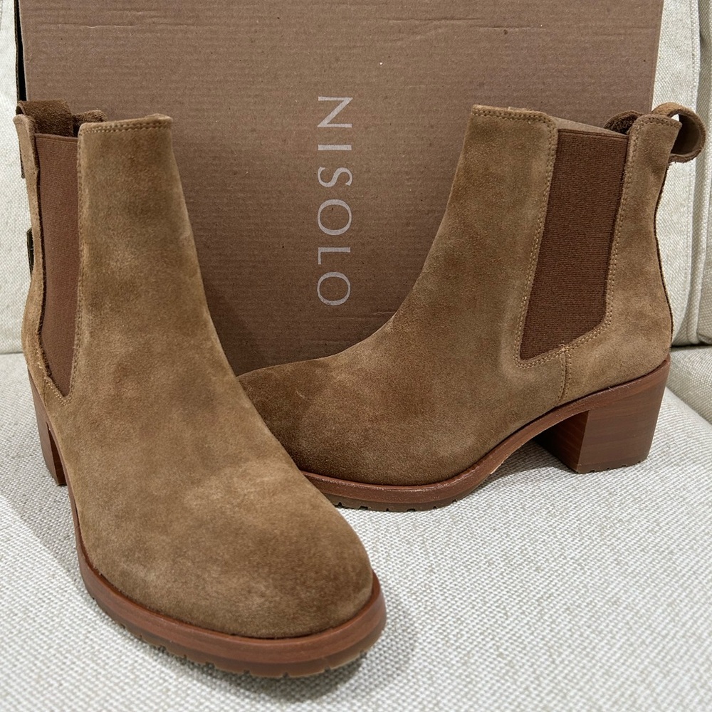 NISOLO Ana Go-To Heeled Suede Chelsea Boot Size 7.5 Taupe Brown Leather NIB